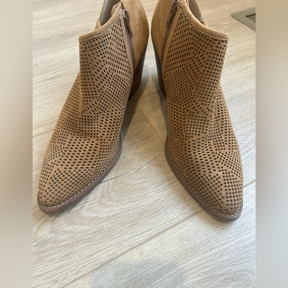 Women’s Lucky Brand Zeshia Tan Bootie Beige Shoe Boot Heel Size 9.5 M - Picture 3 of 9